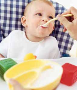 bebe-comiendo